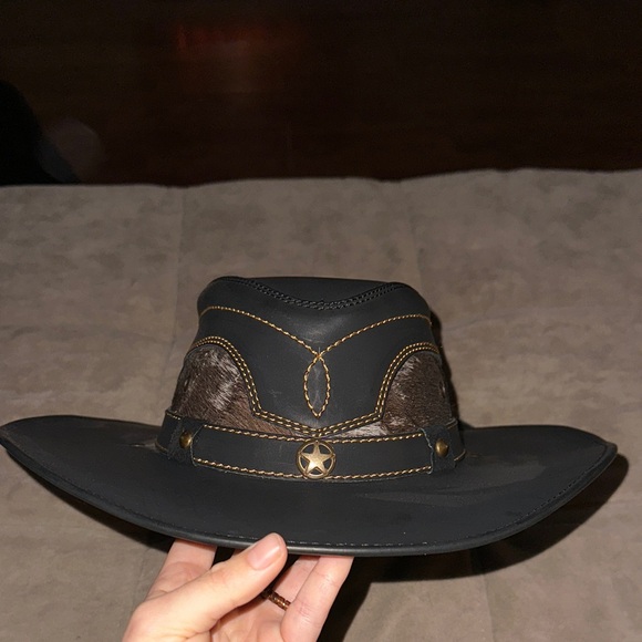 Accessories - Leather hat with cowhide
